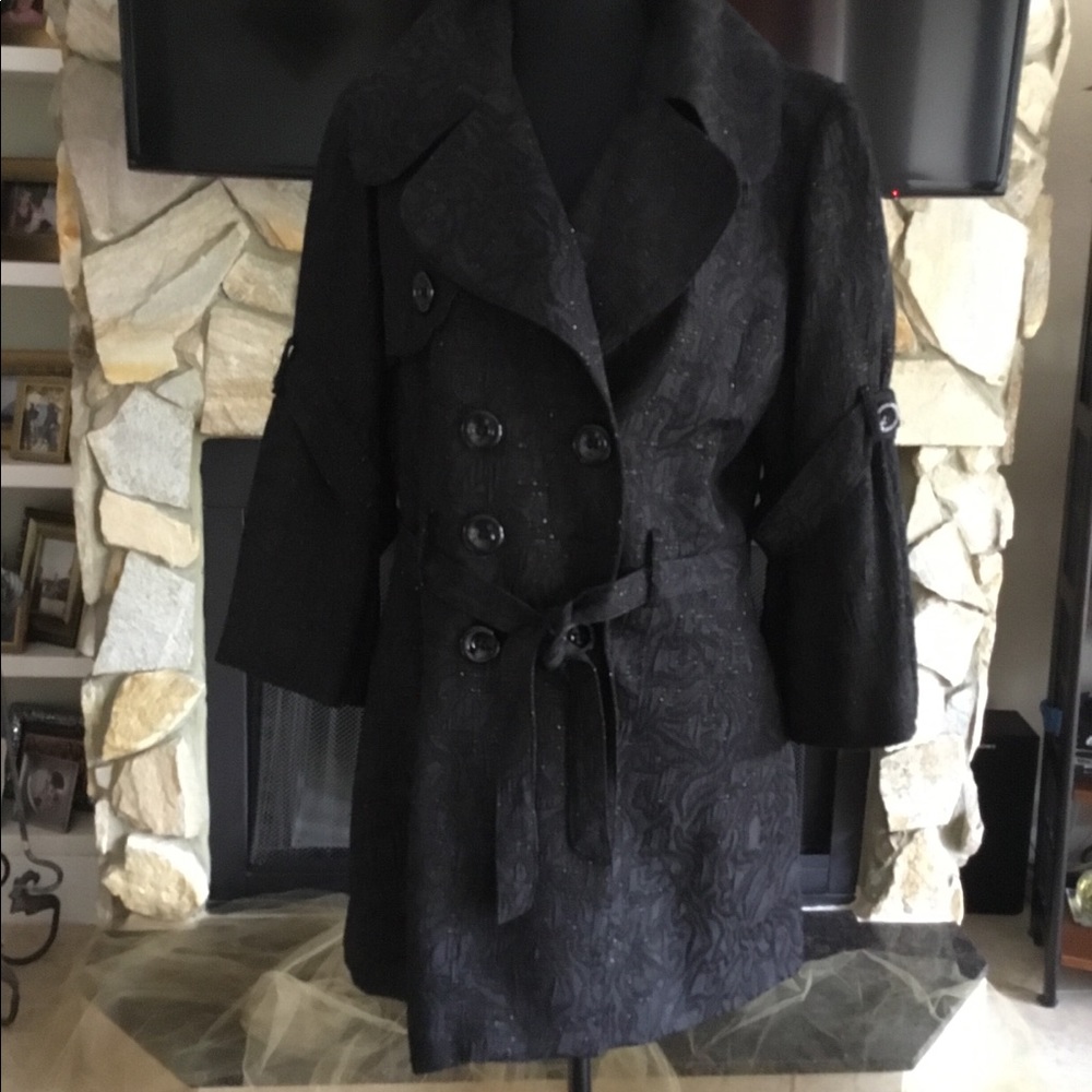 Lightweight coat for regular or evening wear.
